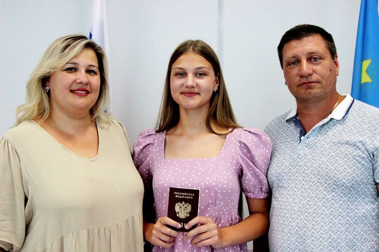 Ещё 12 юных коломенцев получили первые паспорта 