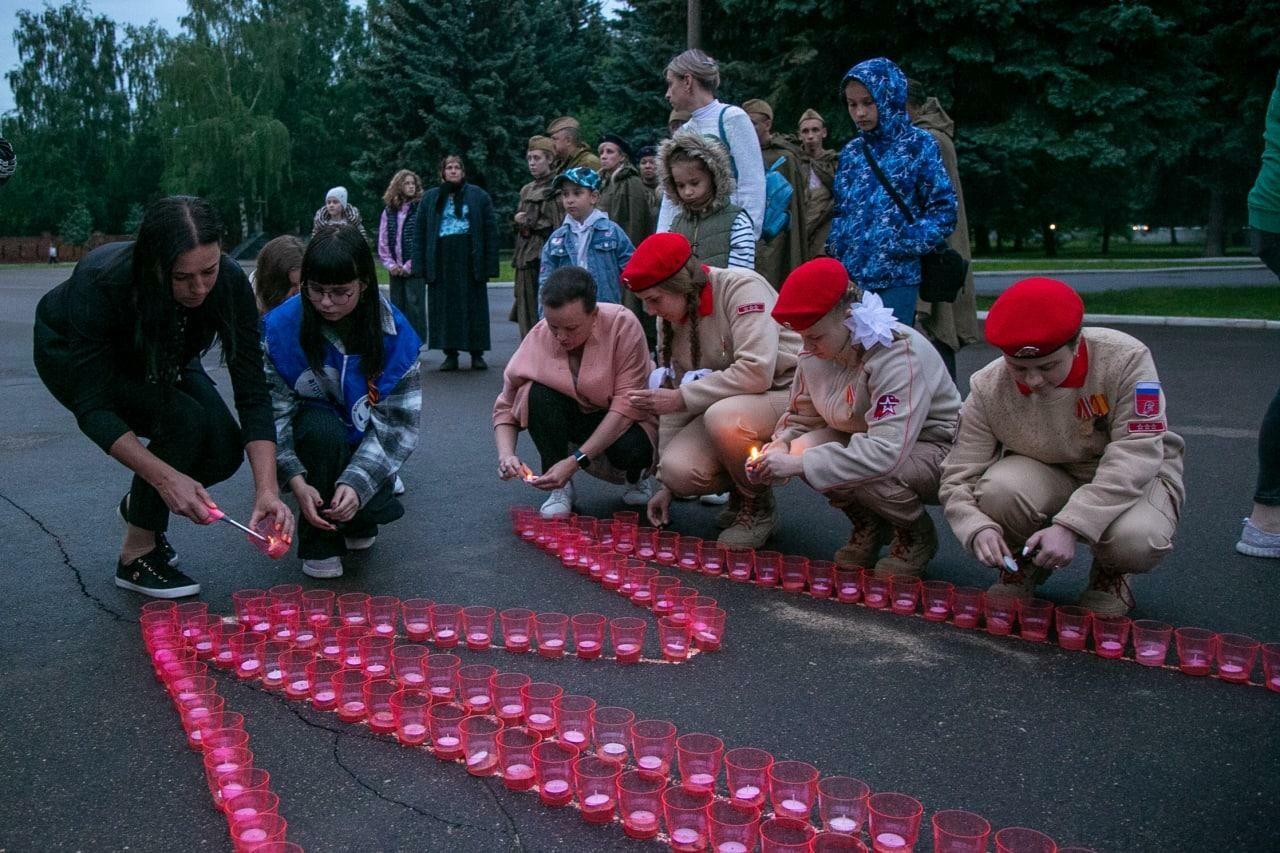 Две тысячи свечей в память о жертвах войны зажгли в Коломне