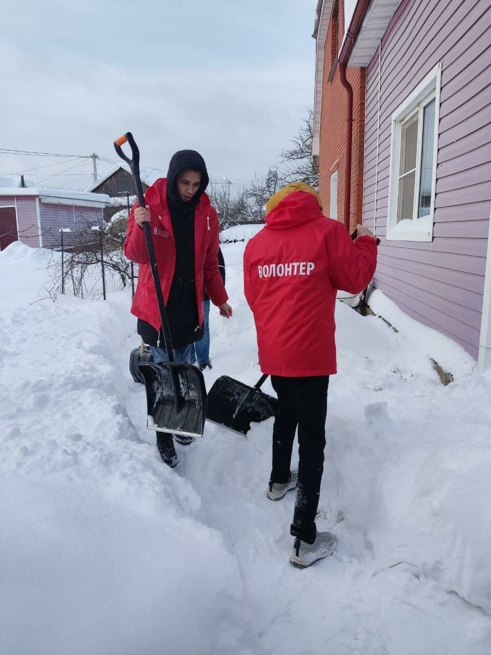 Волонтёры Озёр помогли Почётному гражданину справиться с последствиями обильного снегопада