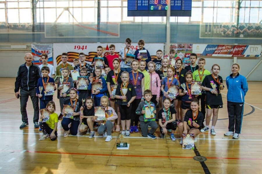 Турнир по настольному теннису в Озёрах собрал более 30 участников