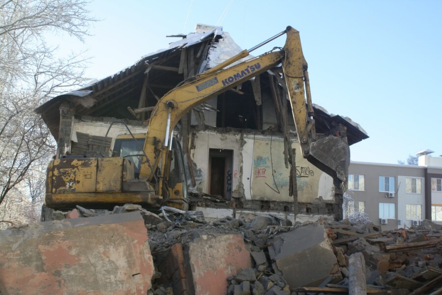 Начались работы по сносу аварийного здания на улице Сапожковых, 18