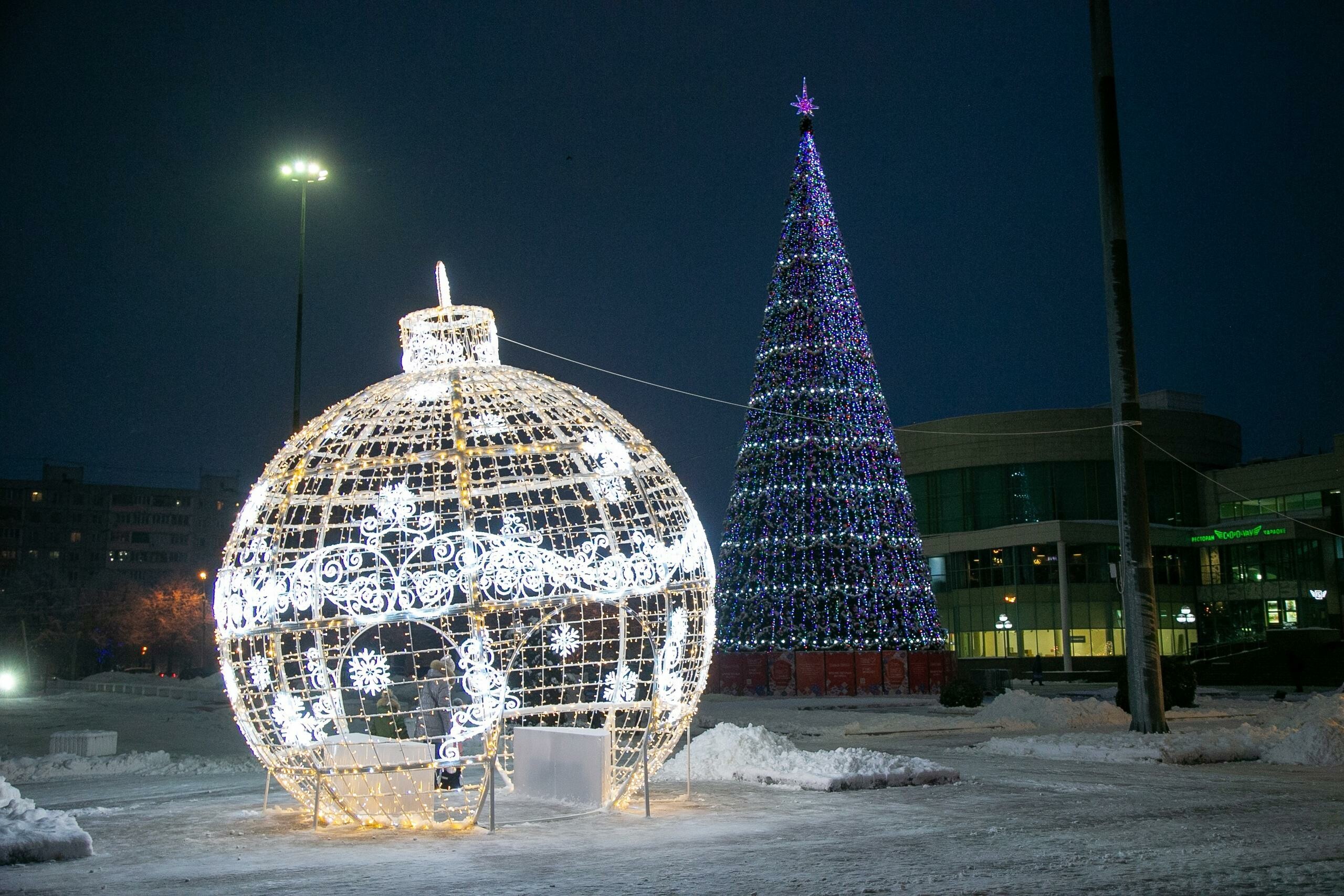 Городской округ Коломна обретает новогодний облик: на общественных пространствах продолжаются работы по установке елей и световых иллюминаций