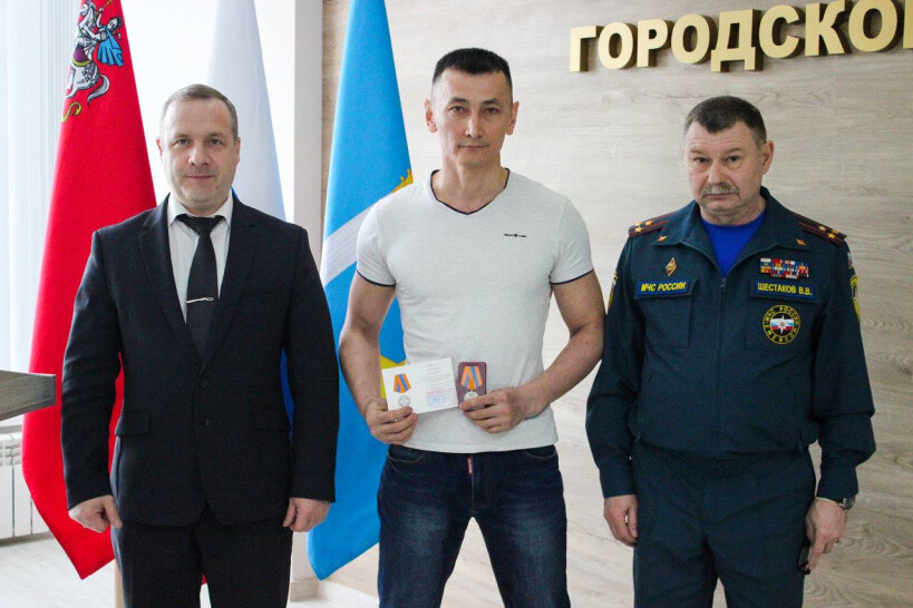 Награда герою: коломенцу вручили медаль за спасение жителей посёлка Радужный из огня