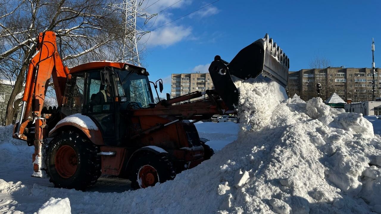 Коломенцу оперативно помогли расчистить парковку от снега