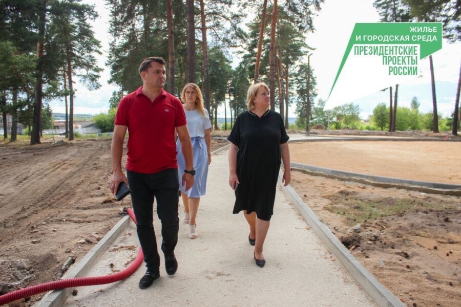 Людмила Мордовская посетила благоустраиваемый парк в Озерах