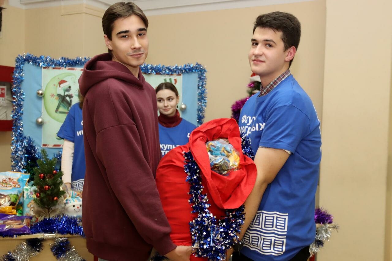 Коломенские студенты завершили благотворительные акции по сбору новогодних подарков для детей