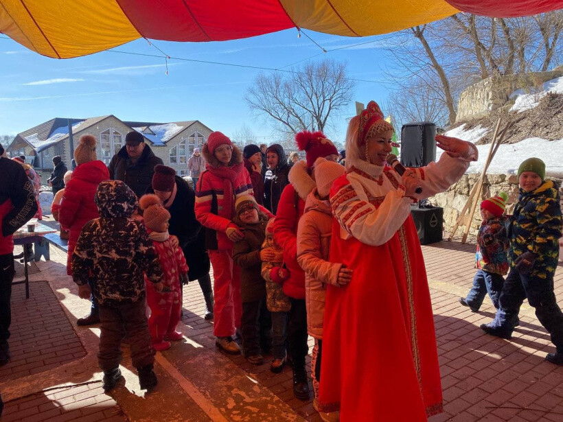Коломенские медработники проводили зиму на традиционном празднике Масленицы
