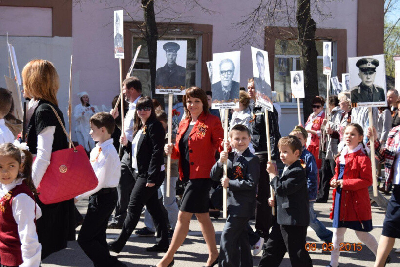 Ученик коломенской школы № 19 Владимир Кучеряев с ранних лет принимает участие в шествиях «Бессмертного полка»
