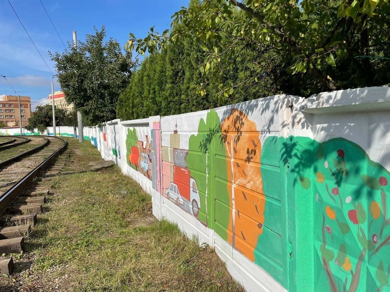 Юные художники раскрасили стену в Коломне