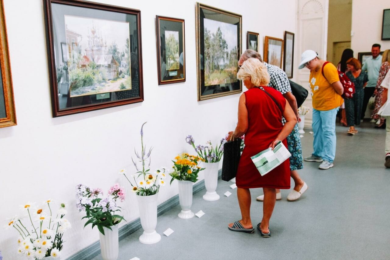 Июльские цветы представили на выставке в «Доме Озерова» 