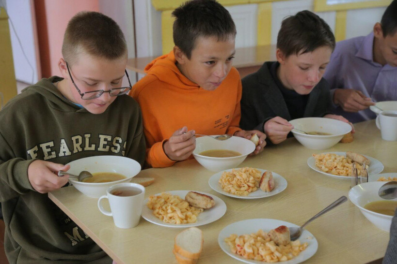 Александр Гречищев проверил качество питания в Бояркинской школе