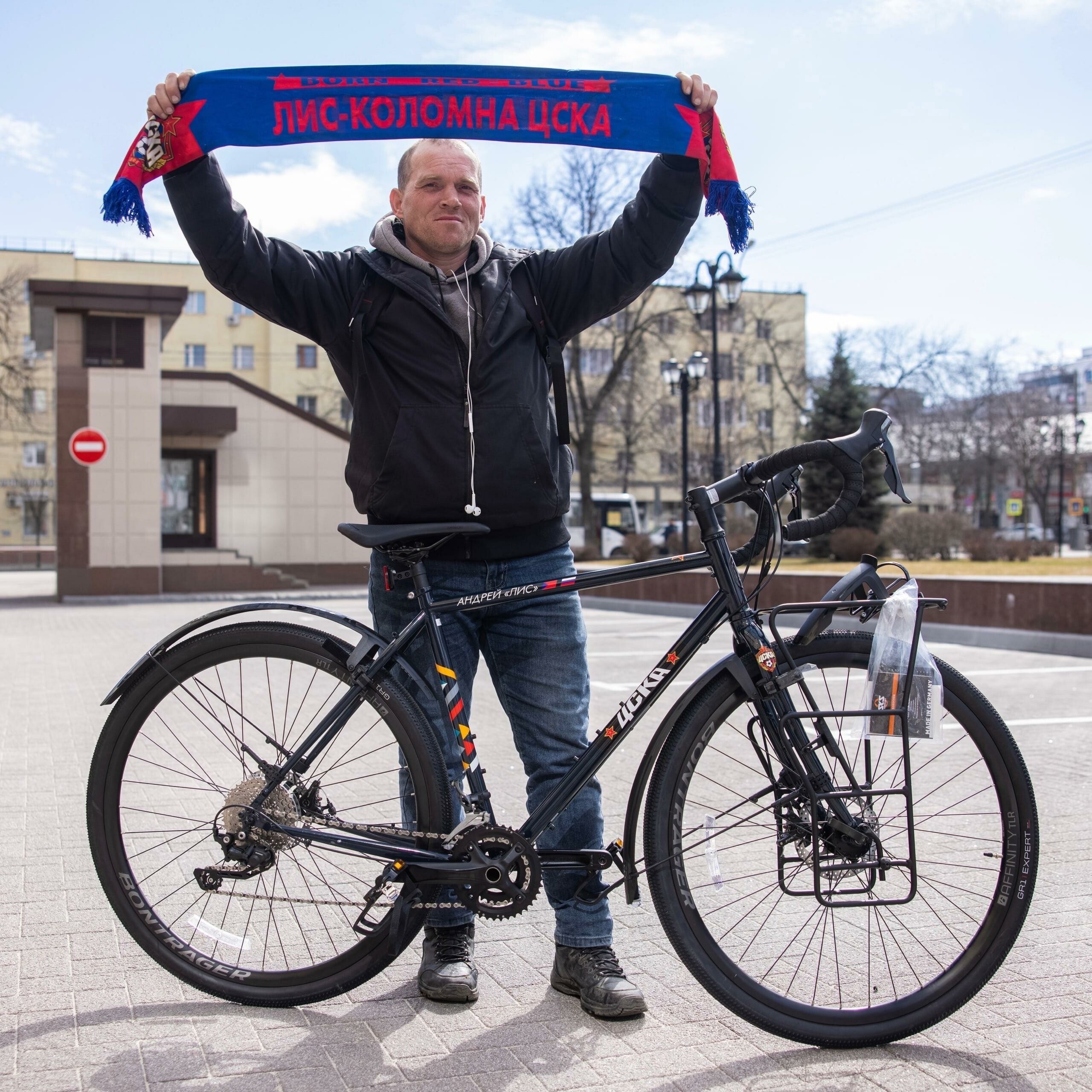 Игорь Акинфеев подарил велосипед болельщику из Коломны