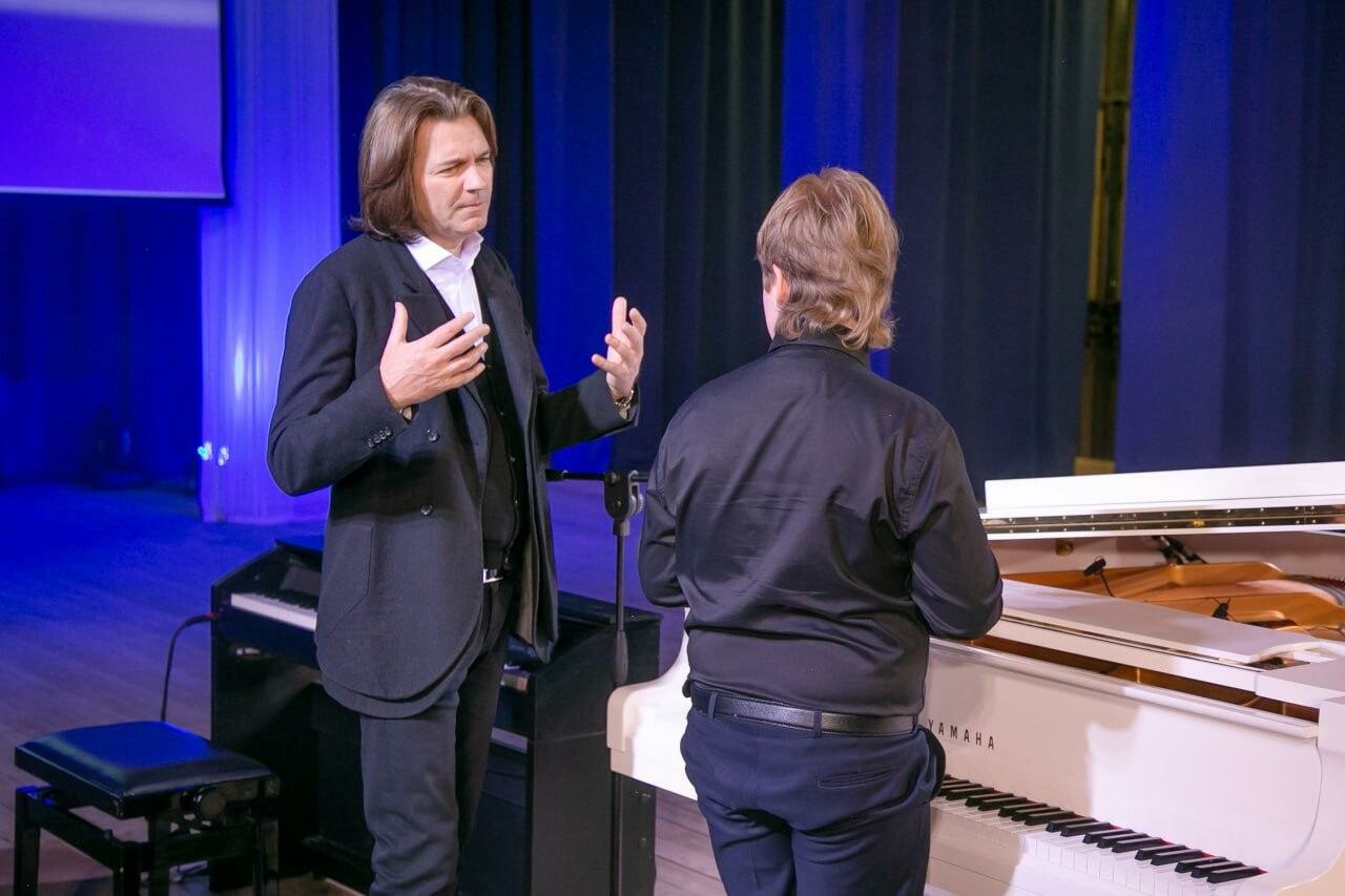 Дмитрий Маликов посетил Озёры с проектом «Уроки музыки»