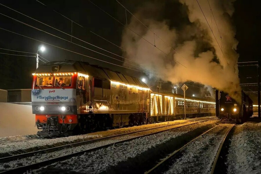 Локомотивы Коломенского завода ведут новогодний поезд Деда Мороза
