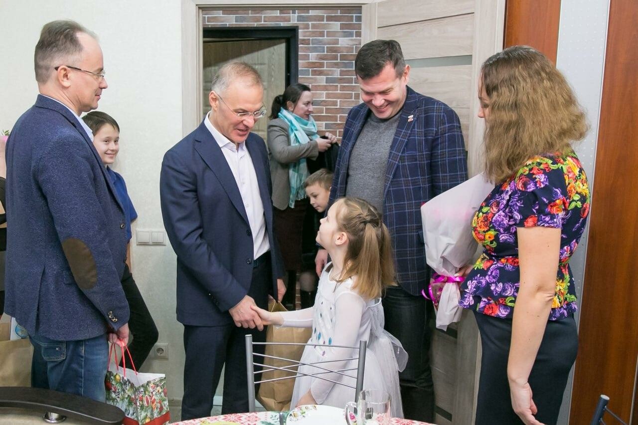 Александр Гречищев и Александр Коган передали новогодние подарки детям военнослужащего