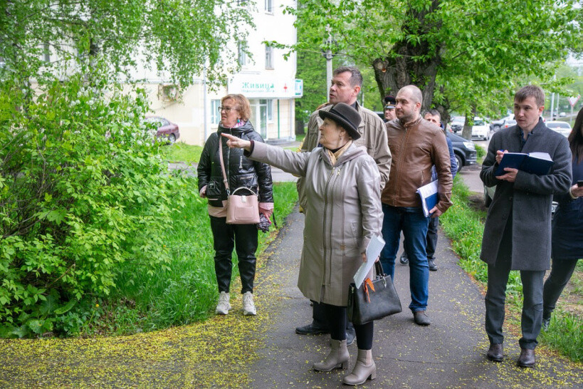 Глава городского округа проверил дворовую территорию домов по улице Суворова