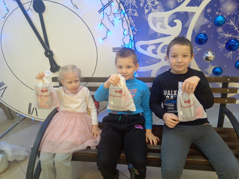 Дети из комплексного центра социального обслуживания и реабилитации «Озёрский» посетили новогоднее представление