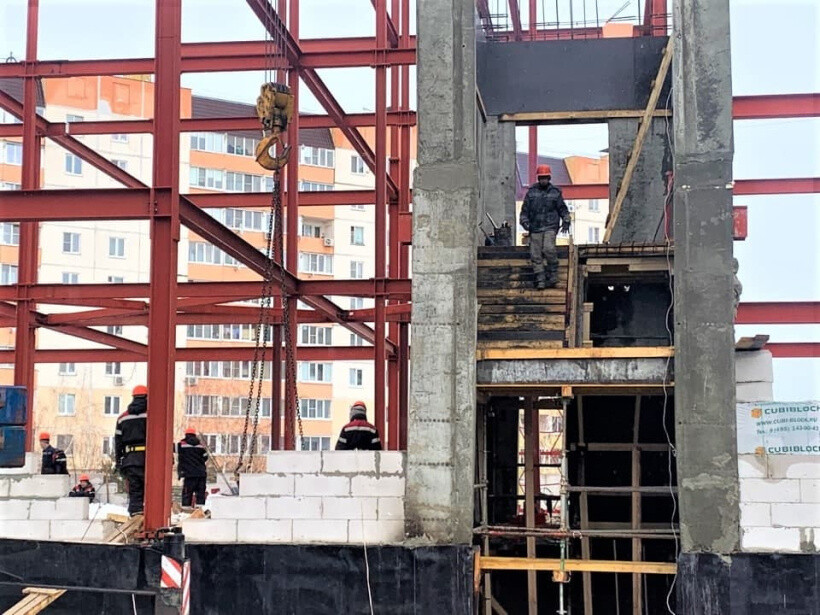 Новый подрядчик ООО «Воздвижение» продолжает строительство школы на улице Захарова в Коломне