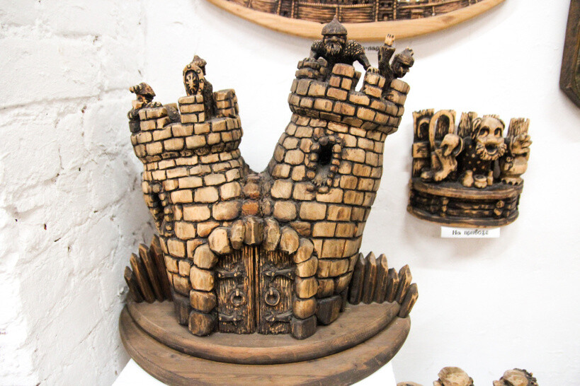 Выставка деревянной скульптуры продолжает свою работату в «Доме Озерова»