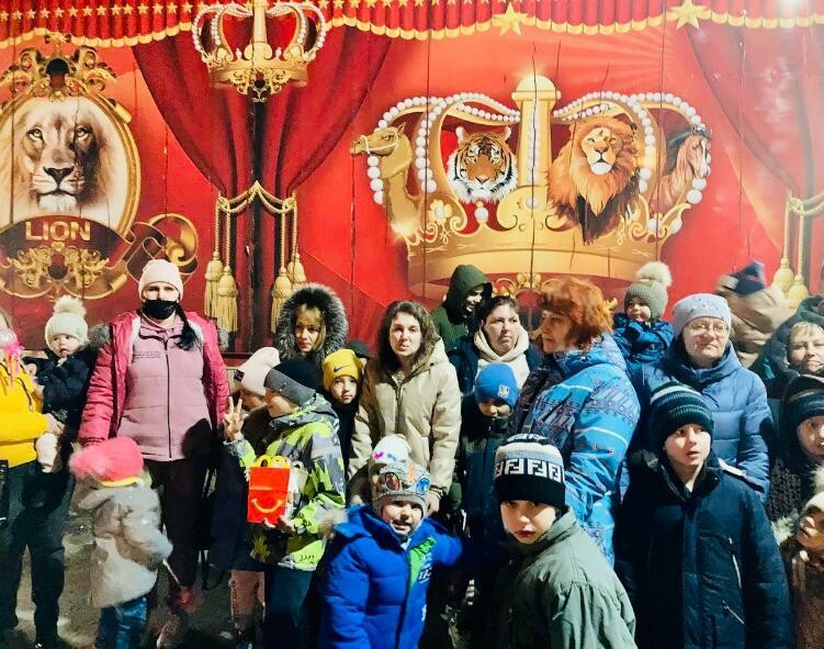 Сотрудники МосОблЕИРЦ Г. о. Коломна подарили юным жителям Донбасса поход в цирк