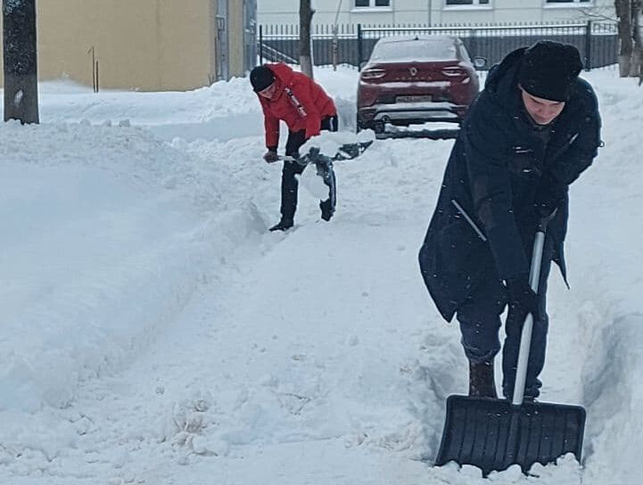 Студенты колледжа «Коломна» помогли расчистить от снега больничный городок на улице Фурманова