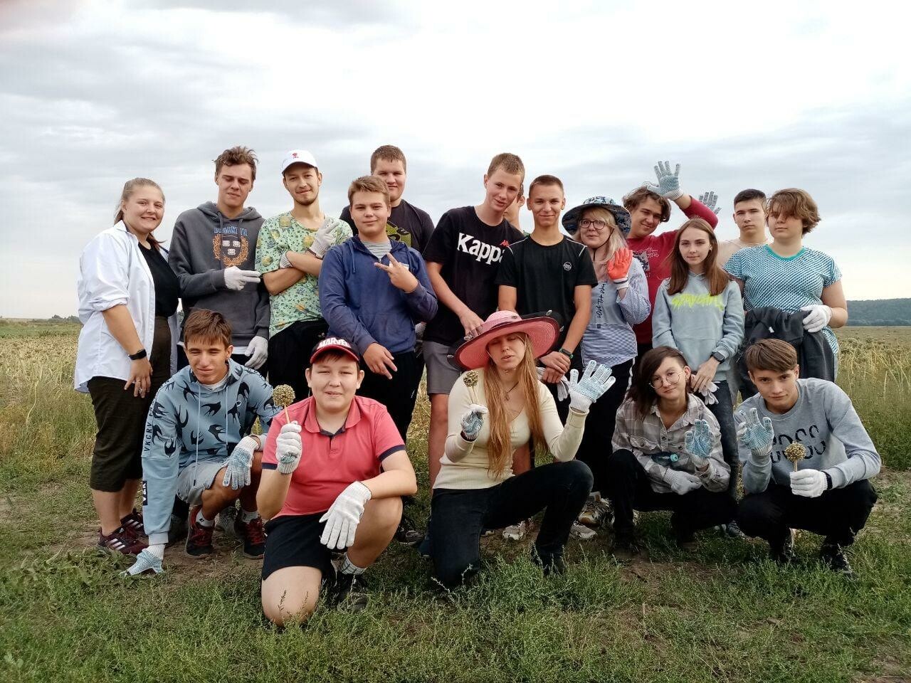 Студенты Коломенского аграрного колледжа помогают убирать урожай в Подмосковье