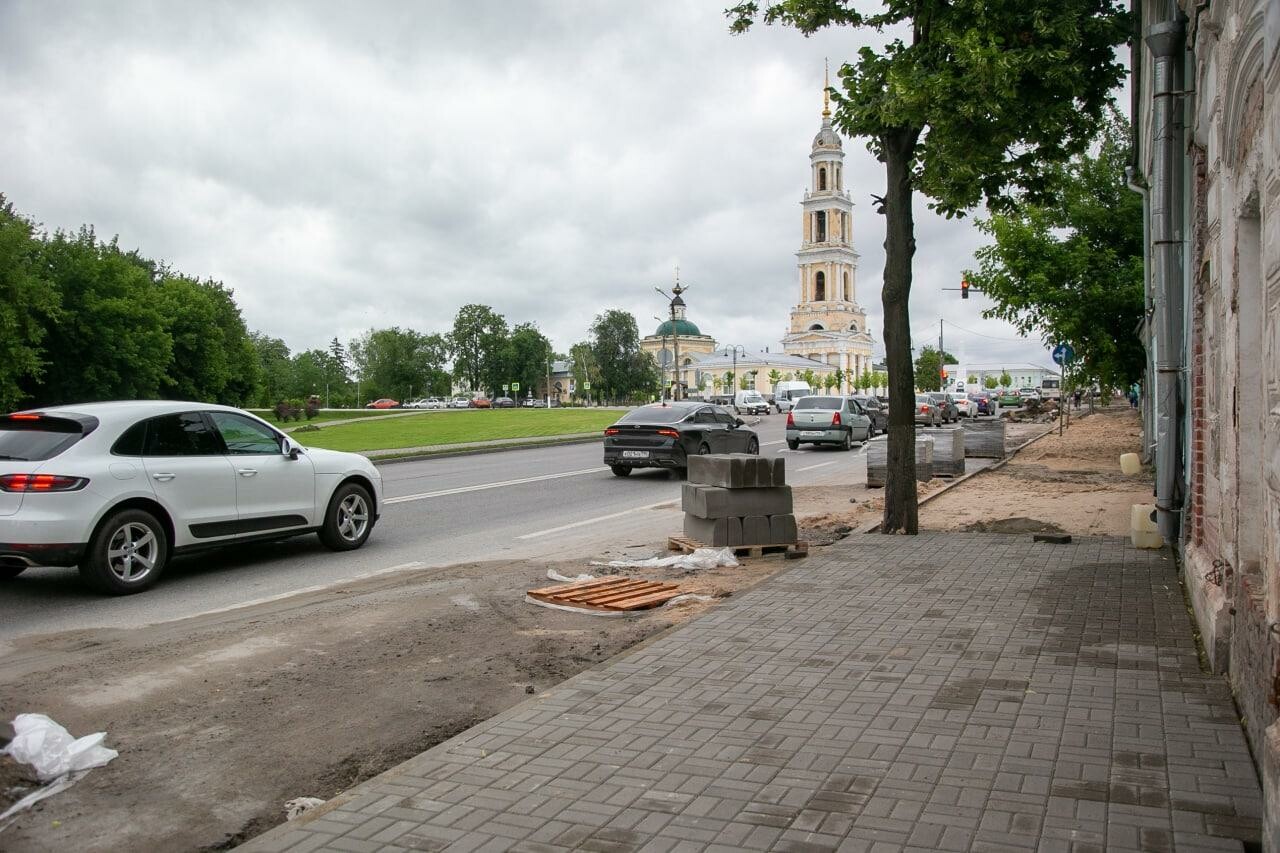Масштабные работы по замене тротуаров и бордюров продолжаются в Коломне