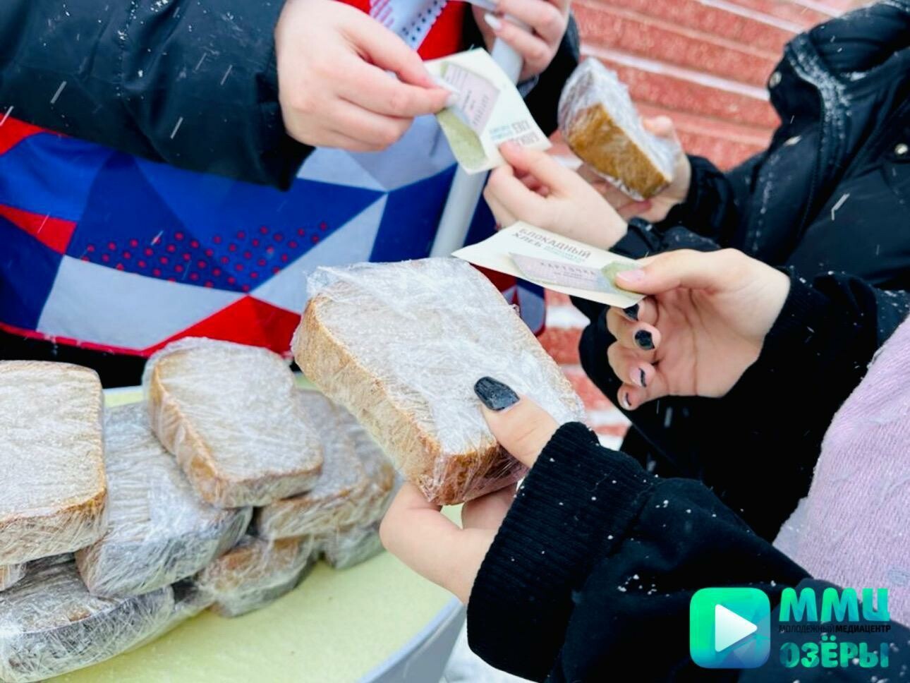 Акцию «Блокадный хлеб» провели озёрские волонтеры