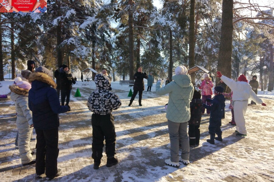 В парке Дубки г. Озёры коллектив Емельяновского СДК провел игровую программу для детей «Новогоднее настроение»