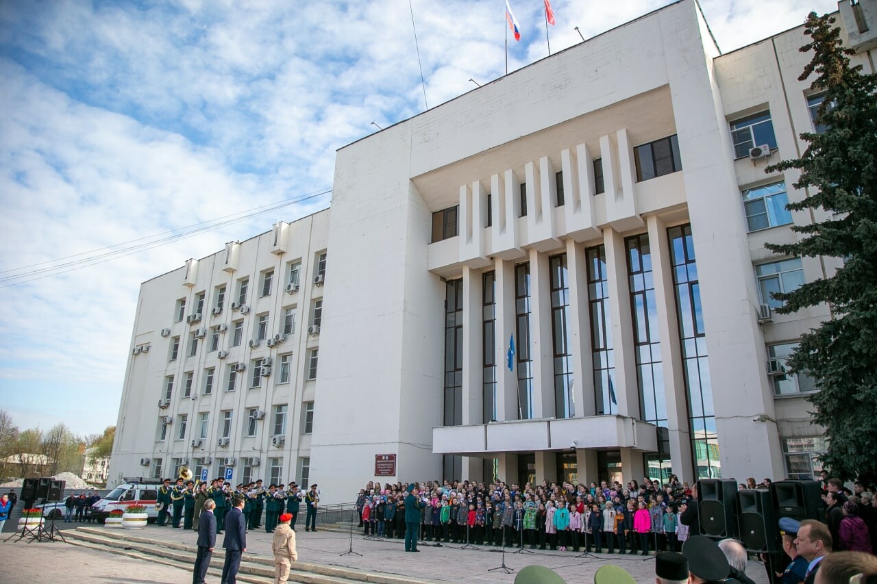 Копию Знамени Победы и флаг РФ подняли над административными зданиями в Коломне и Озёрах