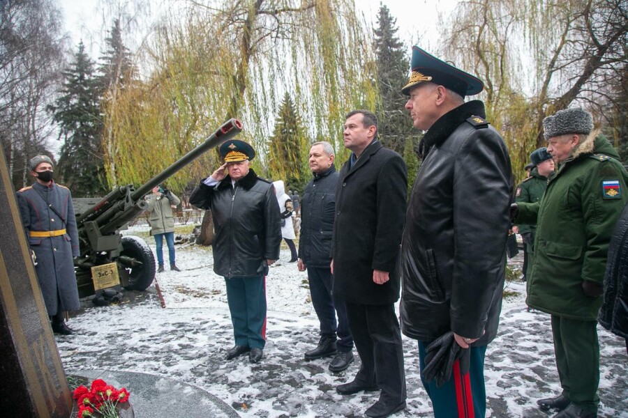 Цветы к могиле неизвестного солдата в Мемориальном парке возложил глава Городского округа Коломна Александр Гречищев.