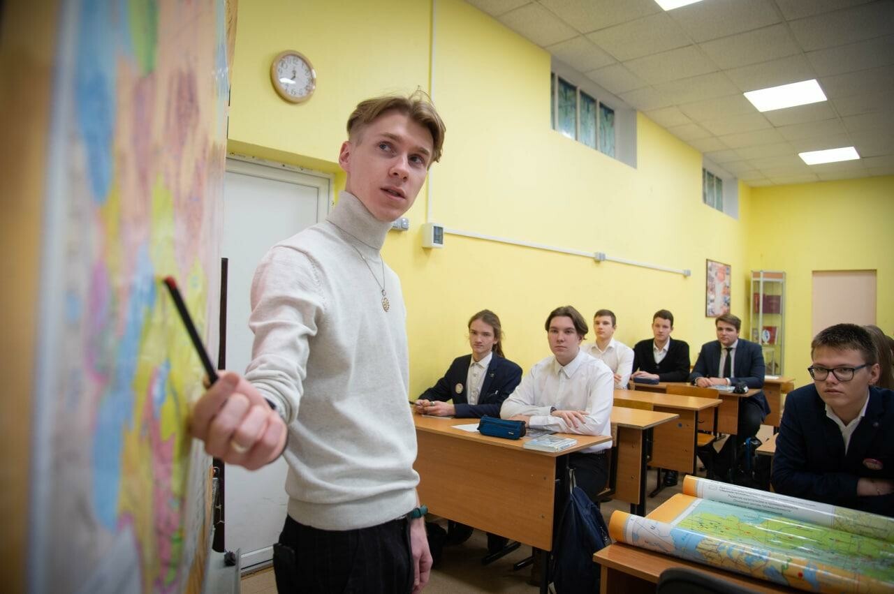 Преподаватель географии коломенской гимназии Даниил Синицын одержал победу в региональном конкурсе «Педагогический дебют»